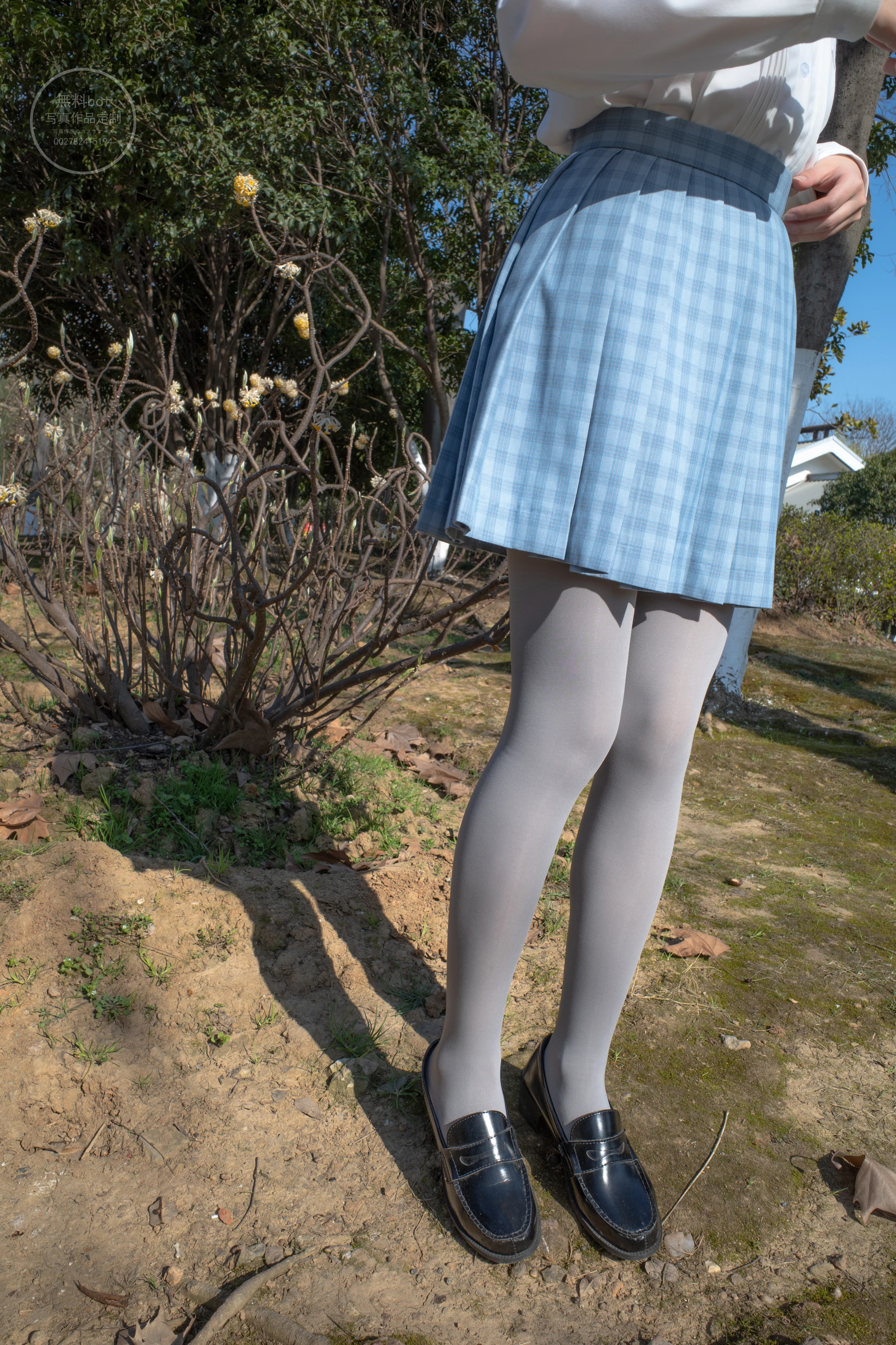 森萝财团 有料 NO.030 小香 户外公园里的JK制服灰丝美腿 [100P]插图4
